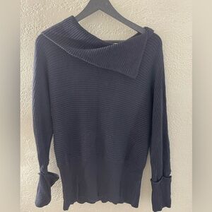 Soho Off-the-Shoulder Black Sweater Size‎ Large